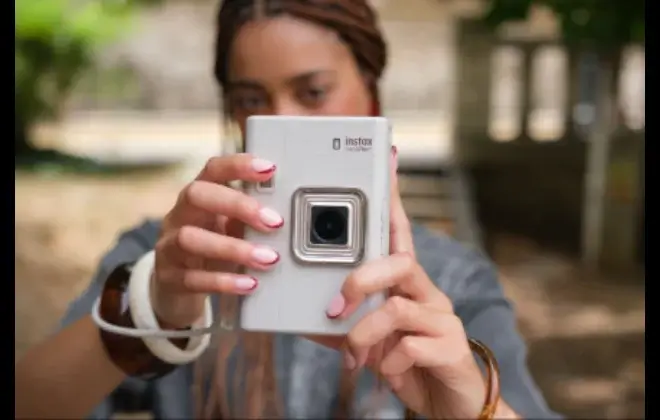 Fujifilm anuncia lançamento da Instax mini LiPlay+, câmera instantânea com captura de áudio