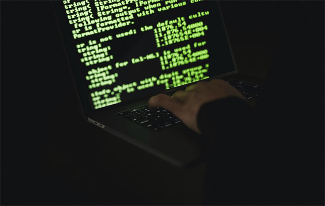 Hacker codificando